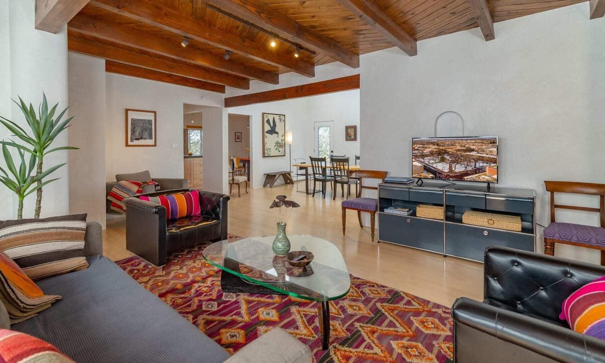 Historic Eastside House | Casa Lejano- Quiet | Deck | 3BR | Near Canyon Rd