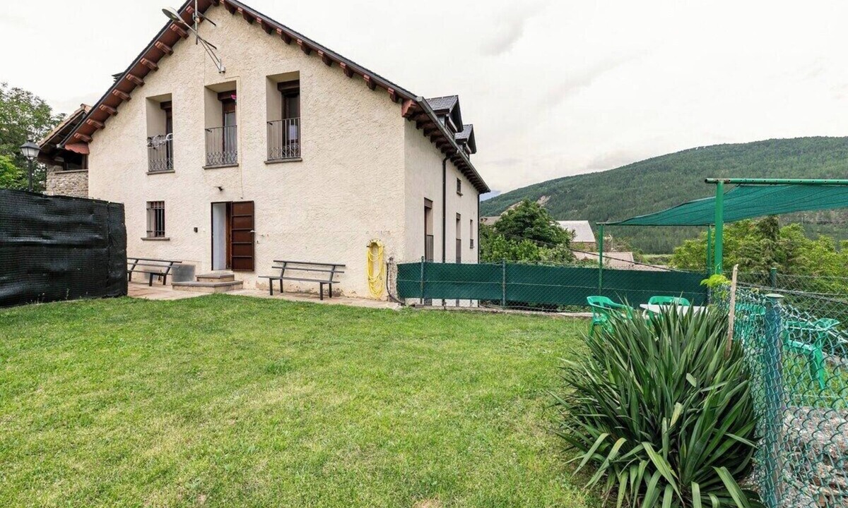 Castiello de Jaca Apartment | Casa Luis: Apartamento con Jardín Privado en los Pirineos