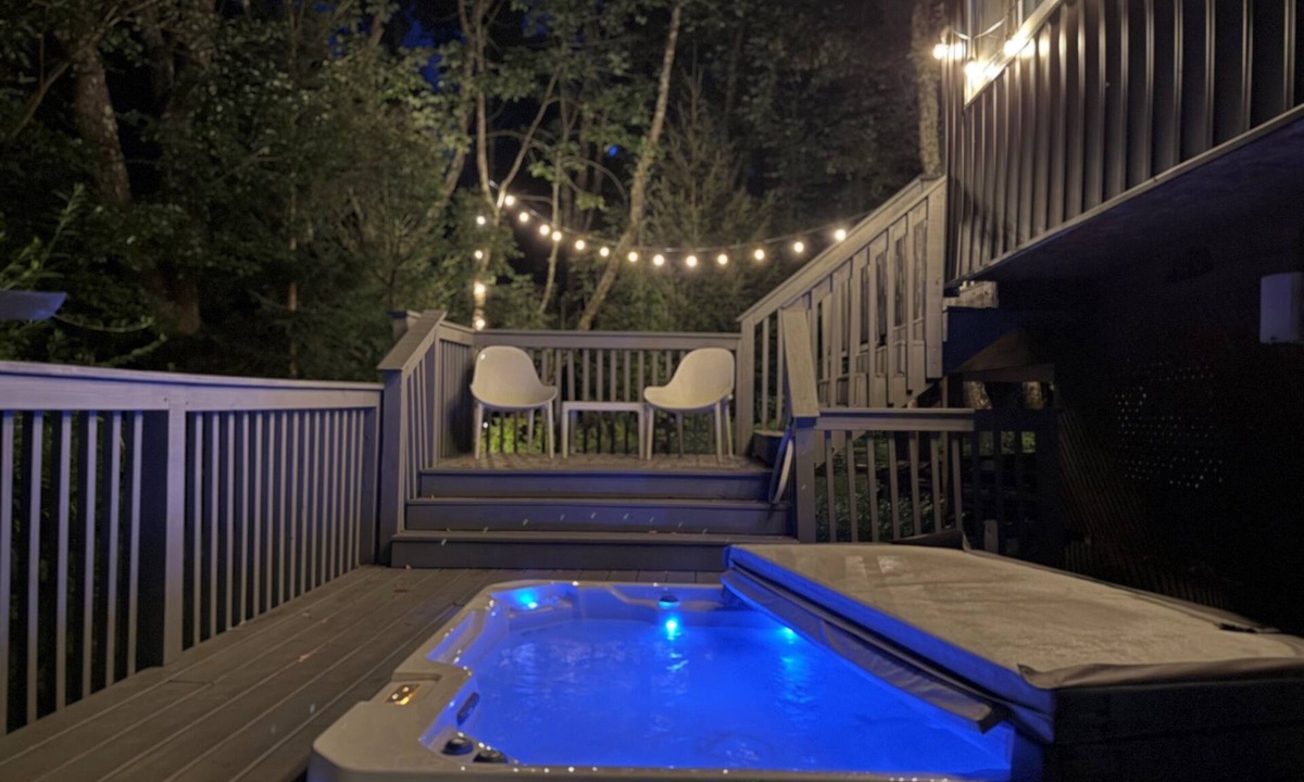 Swan Lake House | Casa Nera | Heated Pool Hot Tub Ski Golf