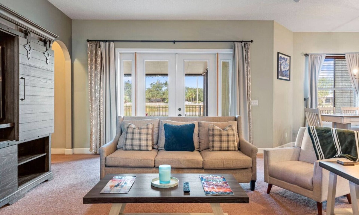 Plant City House | Casa Parma-Private Home-Screened Patio-10