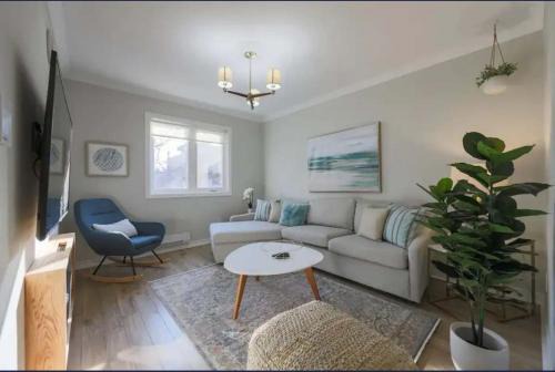 Leslieville Hotel | Casa Queen East - Modern 2BR Suite in Leslieville