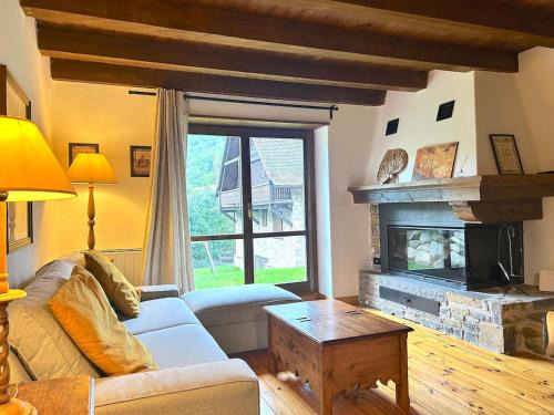 Gessa House | Casa rústica y patio en la Vall d'Aran by RURAL D'ÀNEU