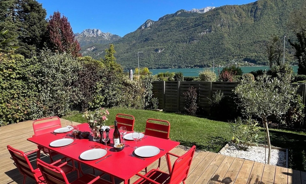 Chaparon House | Casa Recto on Lake Annecy with view