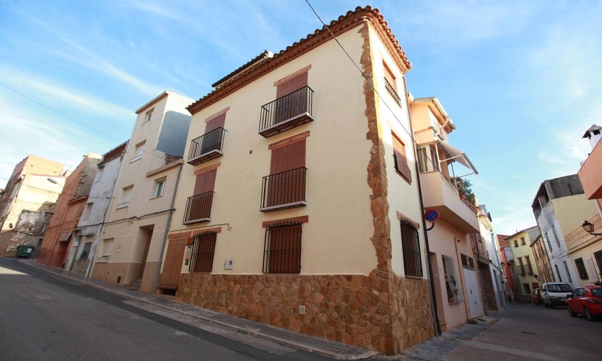Cabanes House | 'Casa Rosa' Apartment with Balcony, Wi-Fi, and Air Conditioning