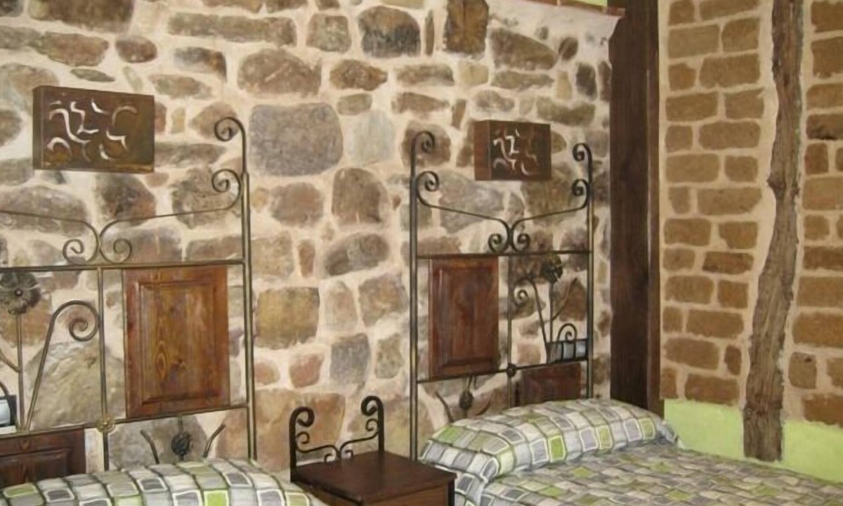 Salas de los Infantes Cottage | Casa Rural La Botería for 13 people