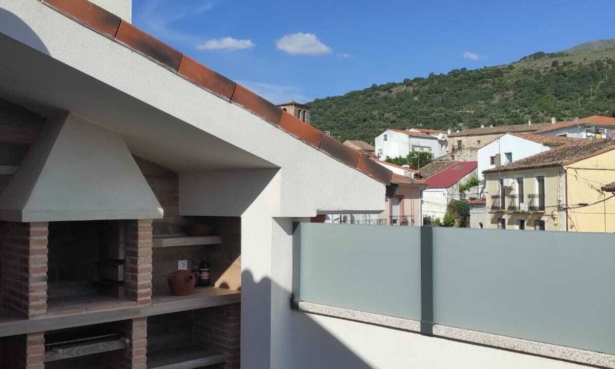 Villar de Plasencia Cottage | Casa Rural con Chimenea Interior, Terraza con Barbacoa y Vistas a la Montaña