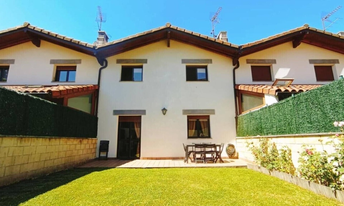 Leitza Villa | Casa Rural Juanikoenea – Traditional House with Garden and Jacuzzi in Leitza