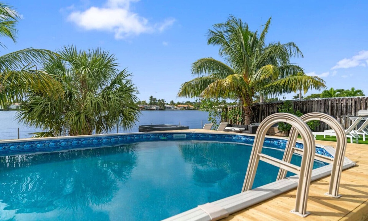 Highland Lakes Villa | Casa santorini - waterfront w/pool