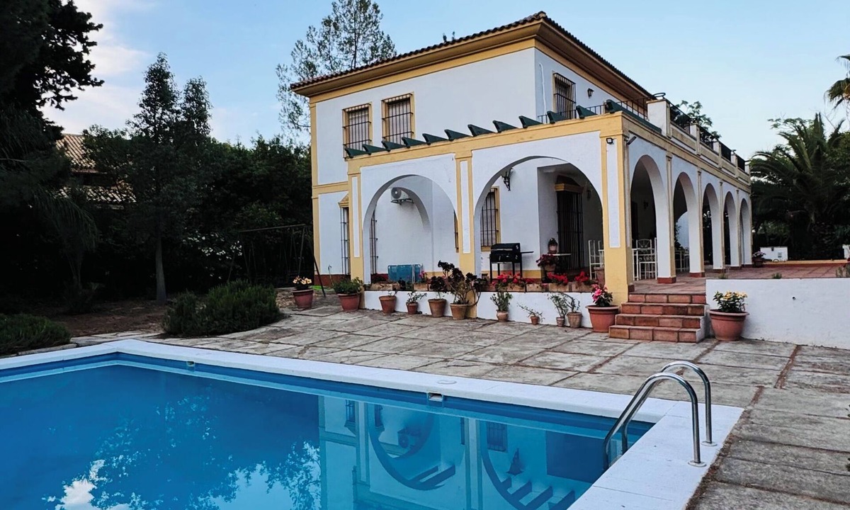 Mairena del Aljarafe Villa | Casa Sevilla -Giralda, villa with swimming pool just a few minutes from the center of Seville