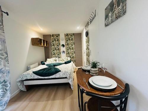 Les Ponts-de-Ce Apartment | Casa Tropical