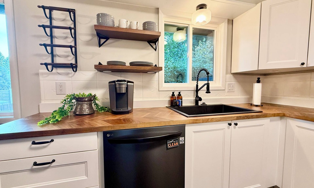 Tigard House | Casa Verona: Pets Welcome & Spacious Kitchen