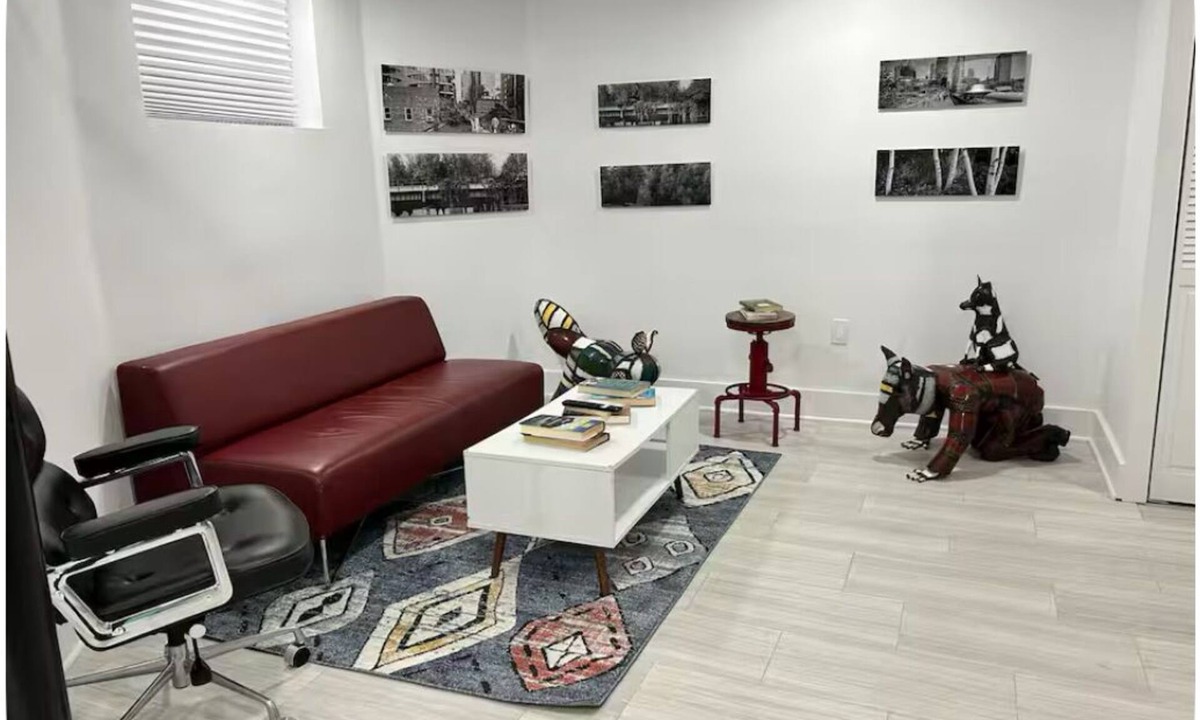 Montclair House | Casa Viola