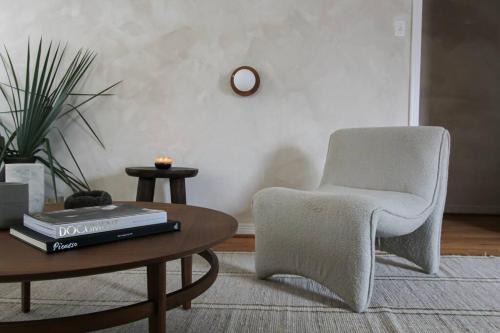 Northwest Dallas House | Casa Wabi on Park Lane in Dallas + 2 King Beds
