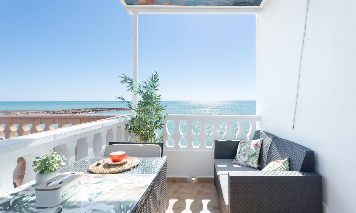 Playa de Almarda Apartment | 'casAcamer Norte' a house above the sea