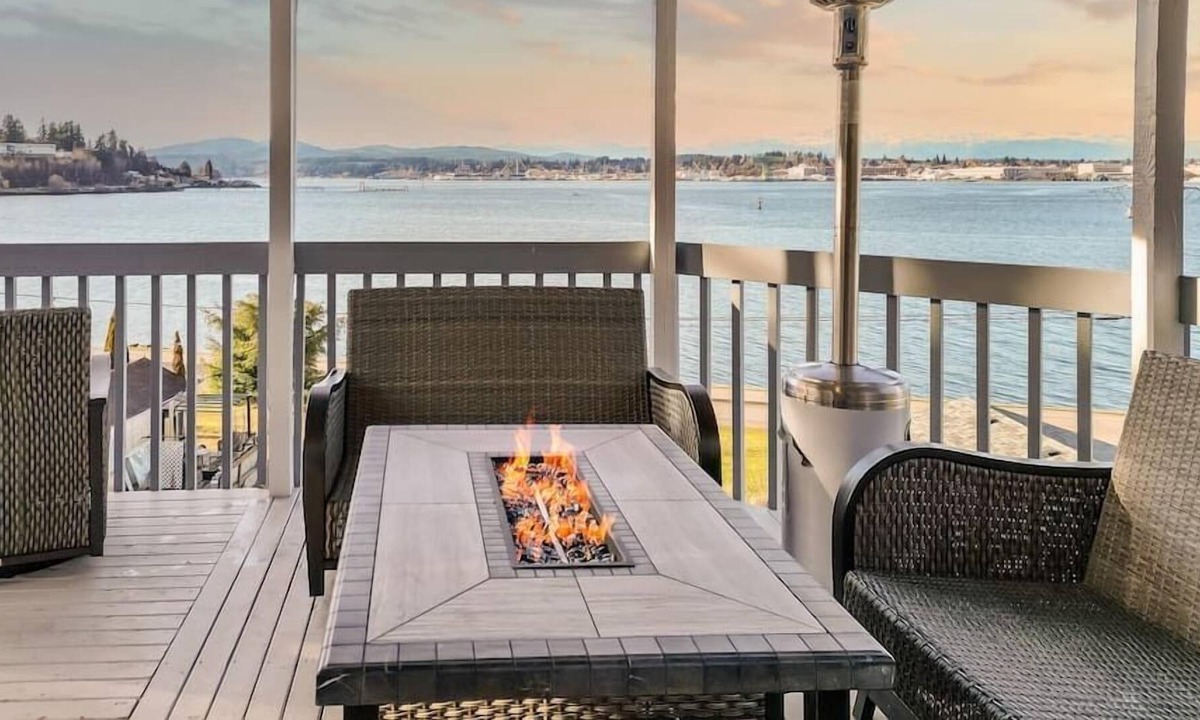 Retsil House | Casanora Views - Beachfront Home