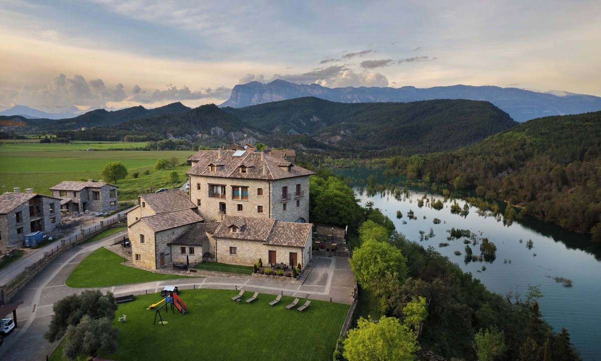 Gerbe House | Casas Pirineo Aínsa: Historic Palace & Garden