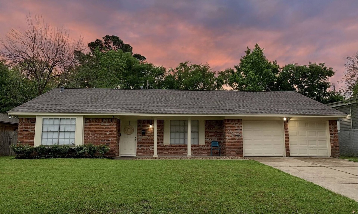Baytown House | CasaVine@Baytown, E. Houston Getaway!