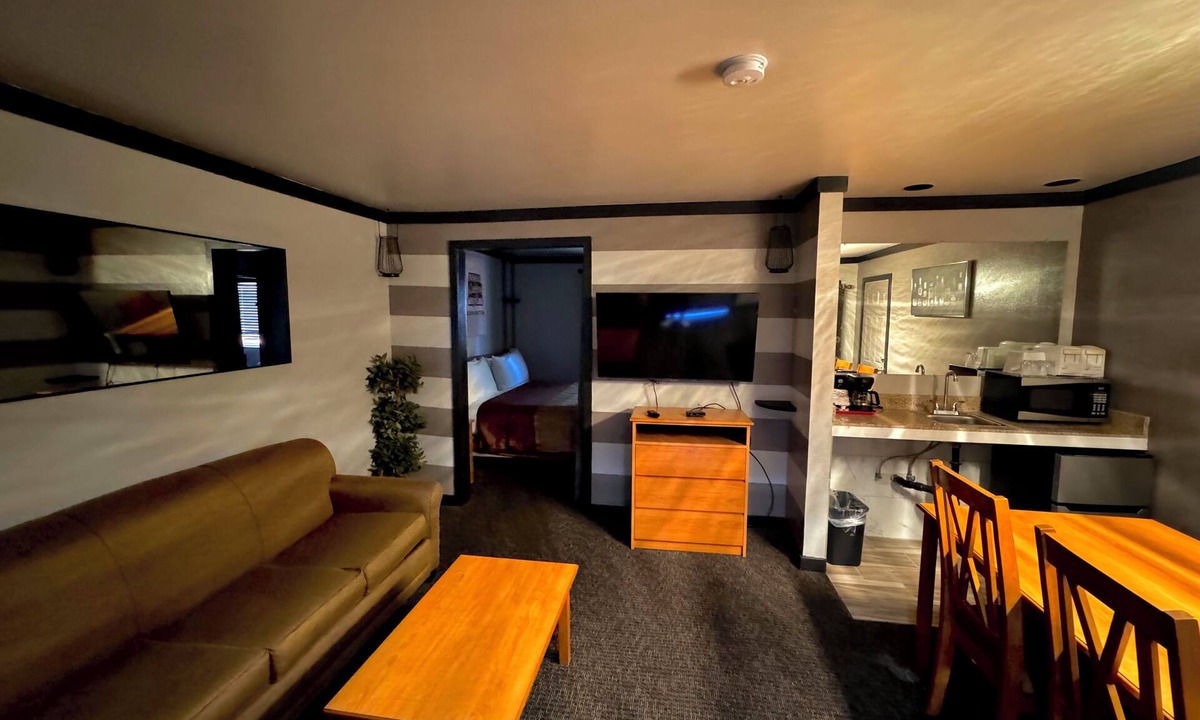 Larkspur Hotel | Cascade Lodge