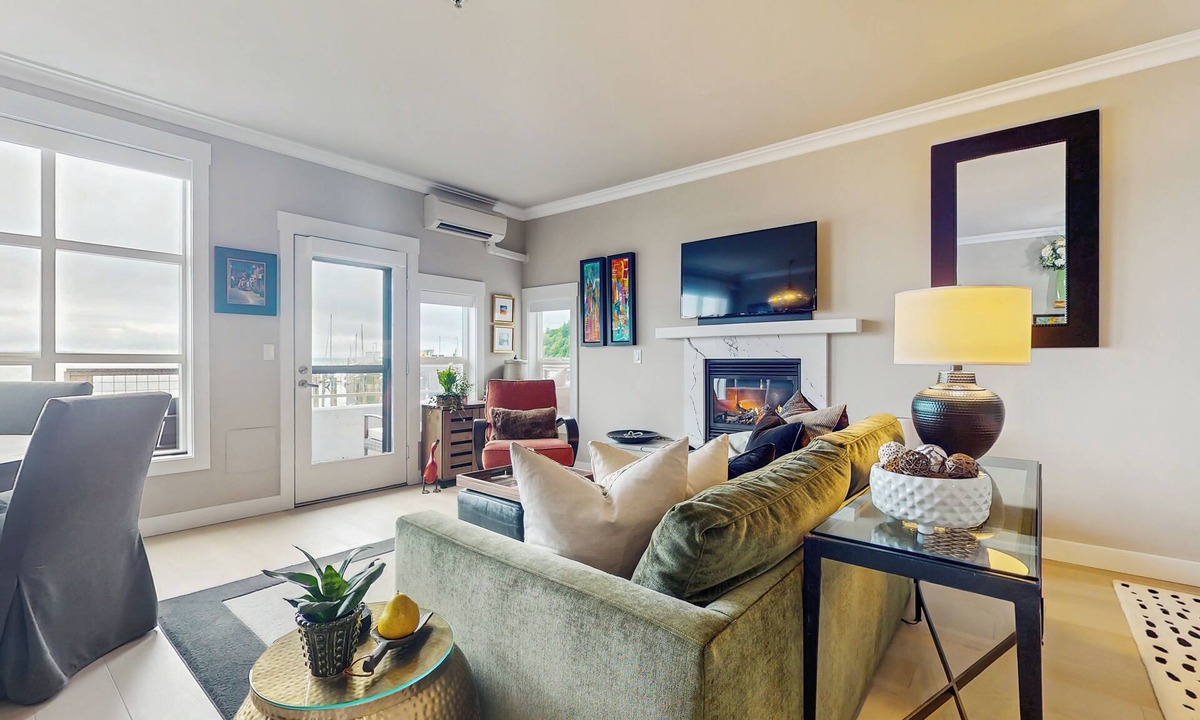Langley Apartment | Cascade Mtn & Water Views! Couples Getaway