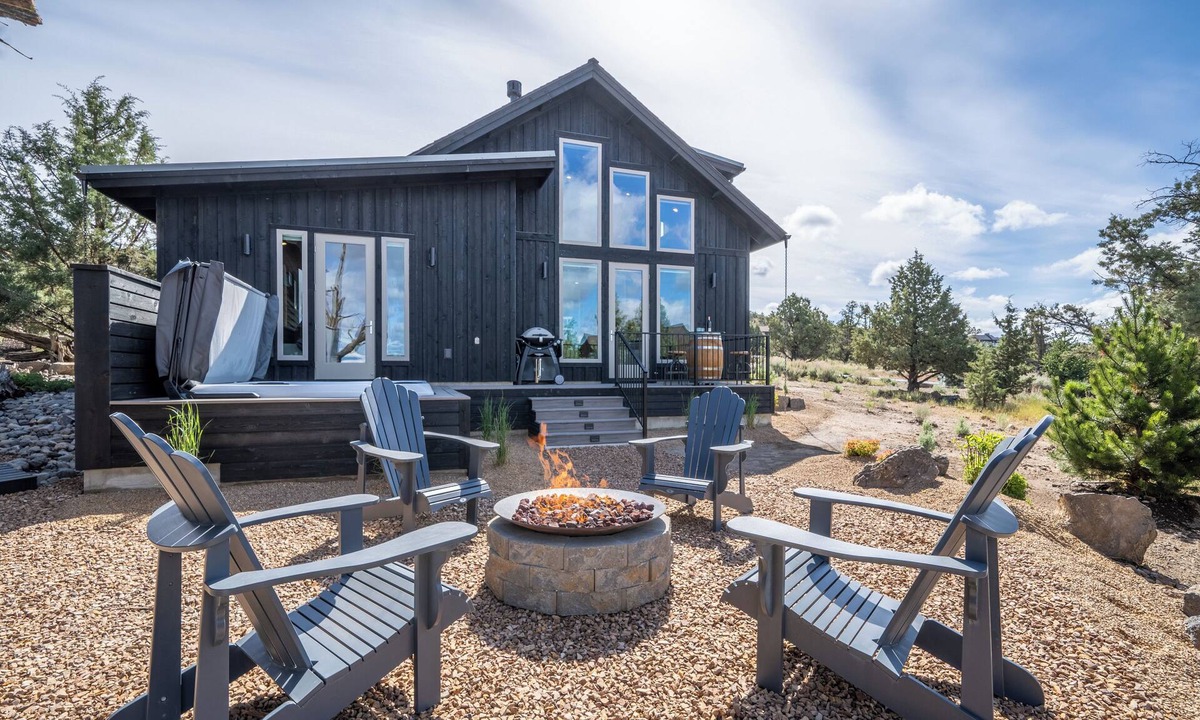 Powell Butte House | Cascade Vista │Golf Cart + E-bikes I Sleeps 4+ 2 kids I Hot Tub