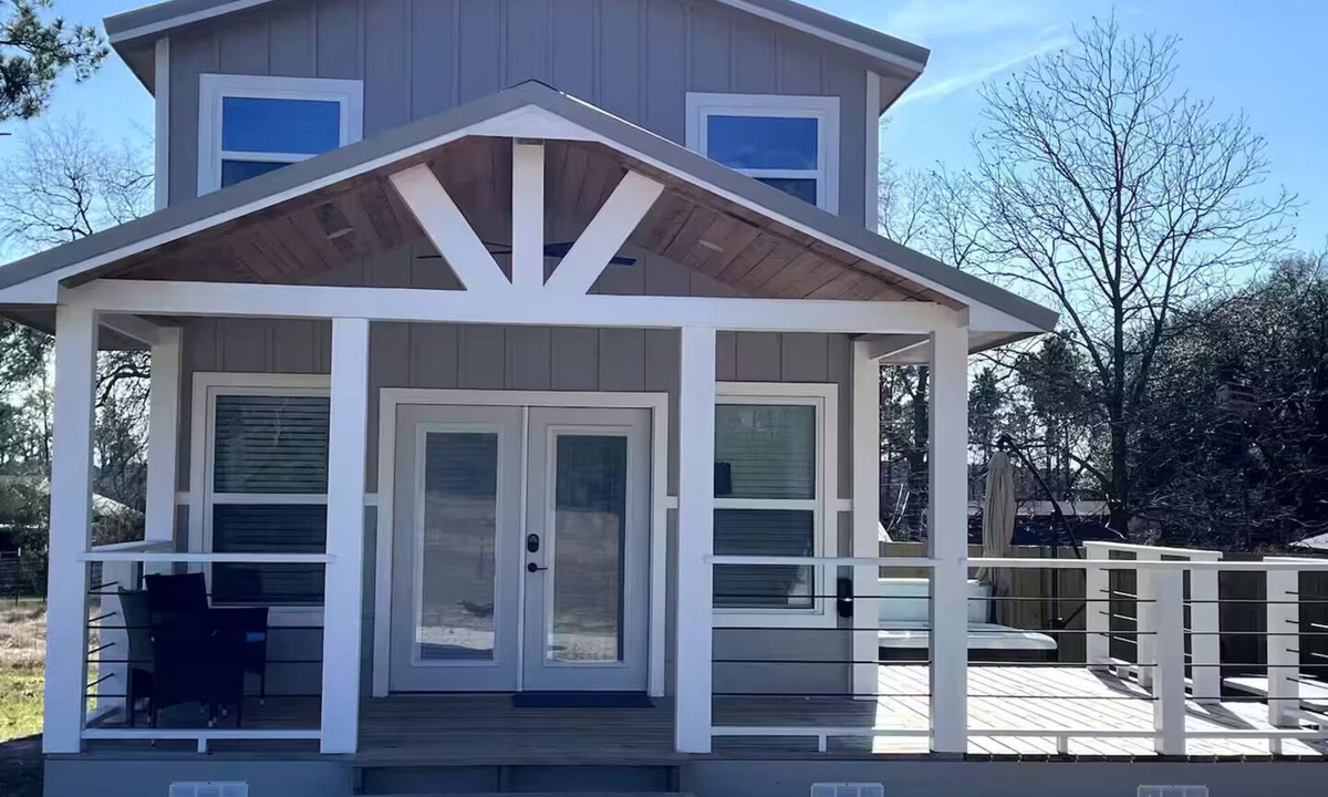 Tyler Cottage | CASITA BELLA: PRIVATE HOT-TUB, FIREPIT & GRILL.