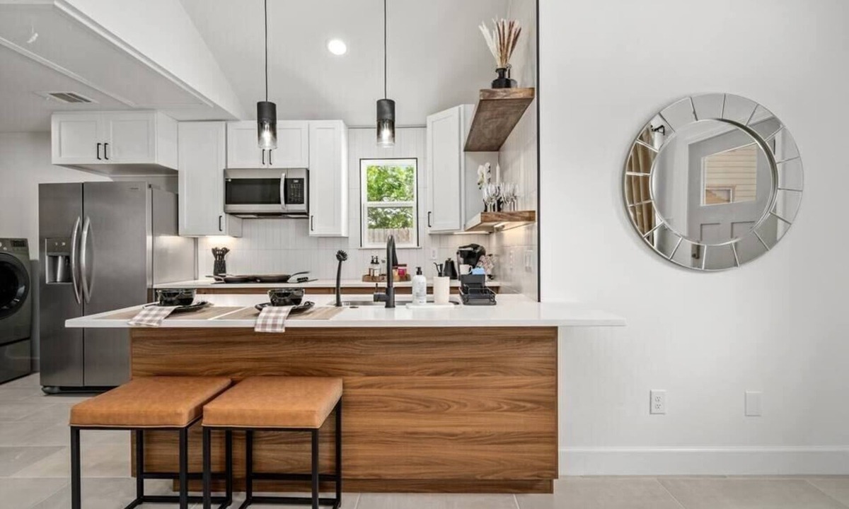 Lawndale/ Wayside Apartment | Casita Blanca In East End near UH and downtown