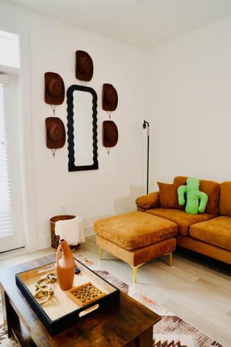 McNeil Apartment | Casita Cactus - Quick to Q2 & Domain - WiFi plus Pool