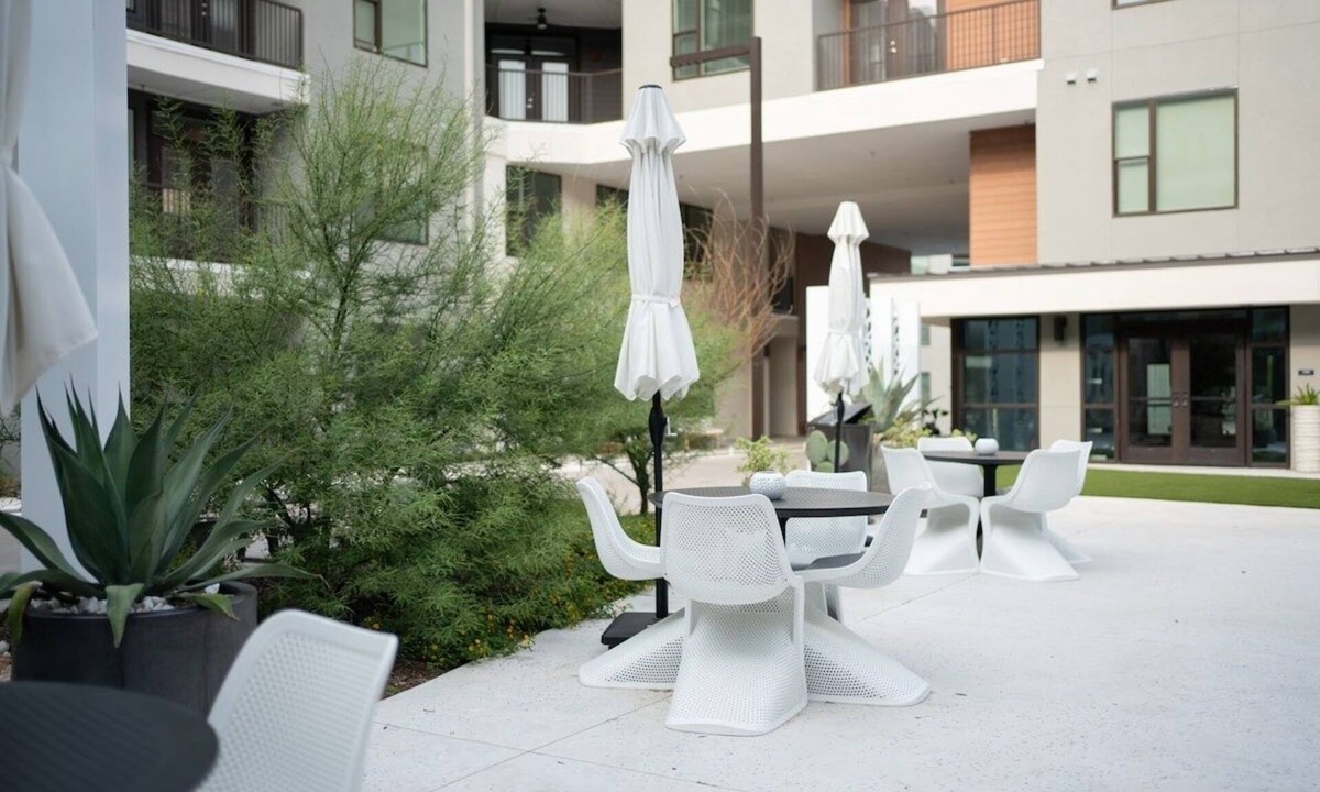 Arrowwood Apartment | Casita Lonestar | Free PKNG | Pool Views + Wifi