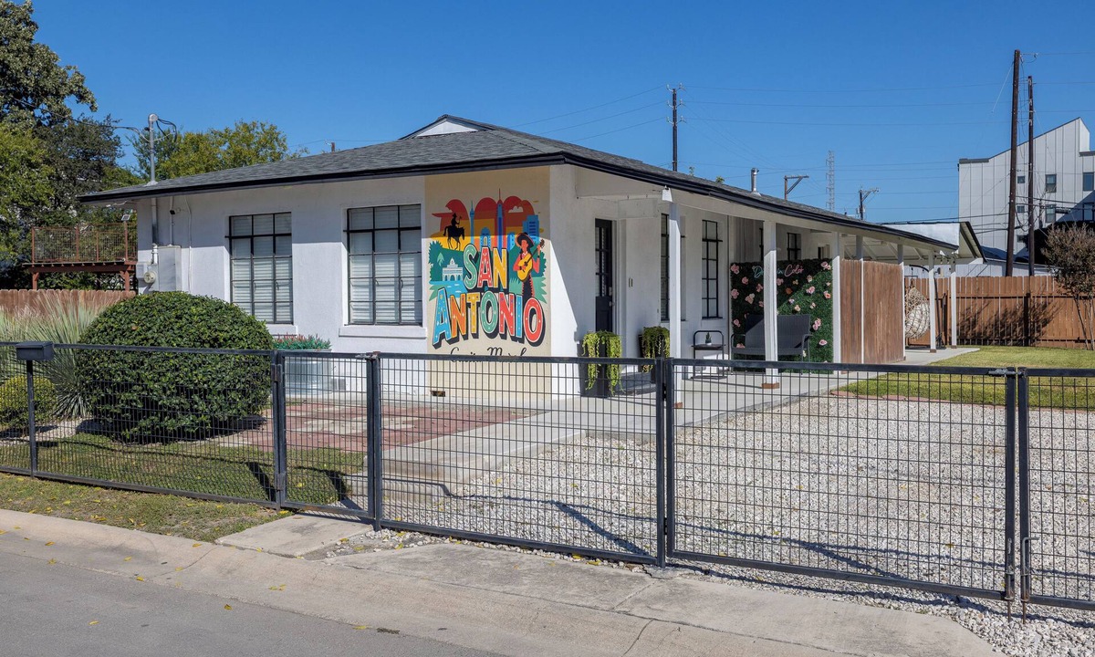 Downtown San Antonio House | Casita Mural Walk to Riverwalk