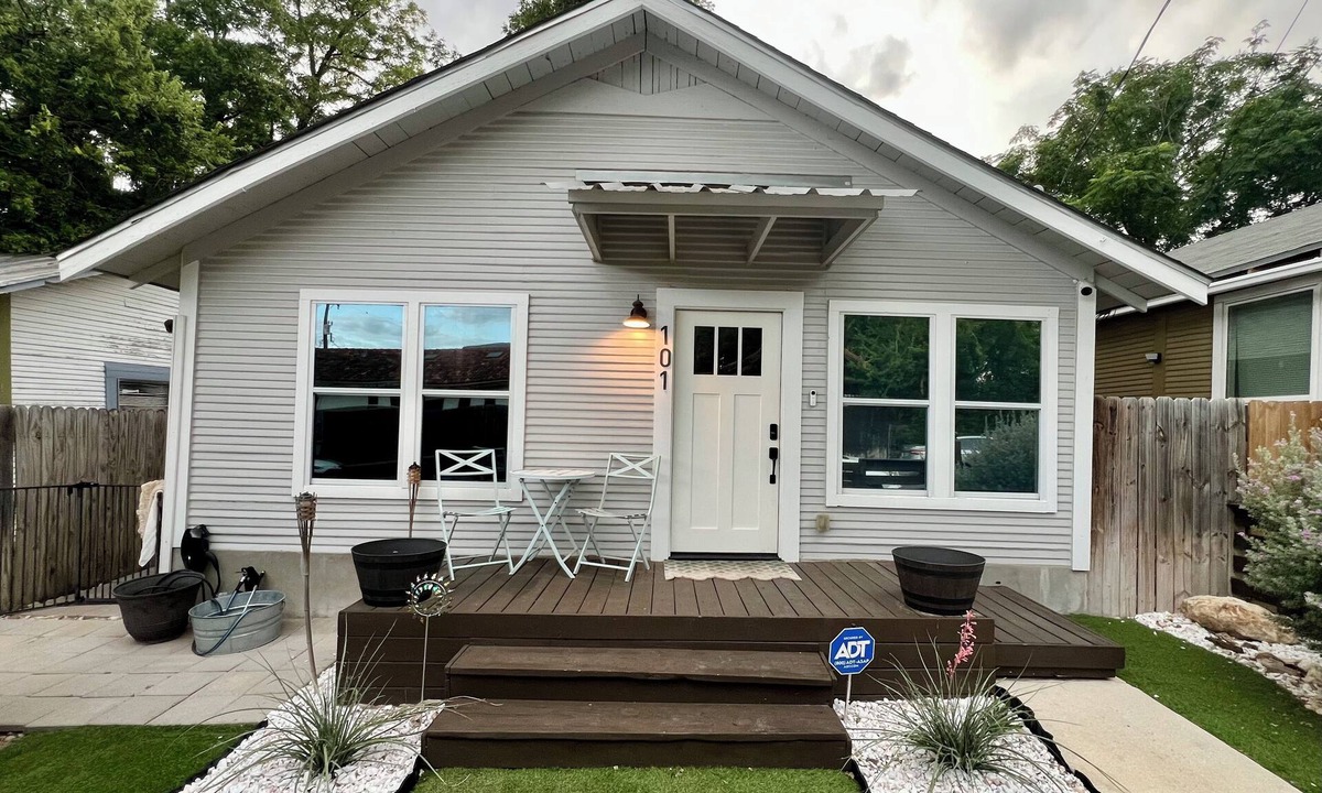 Alta Vista Cottage | Casita near Downtown including St. Mary’s, Pearl & Alamodome!