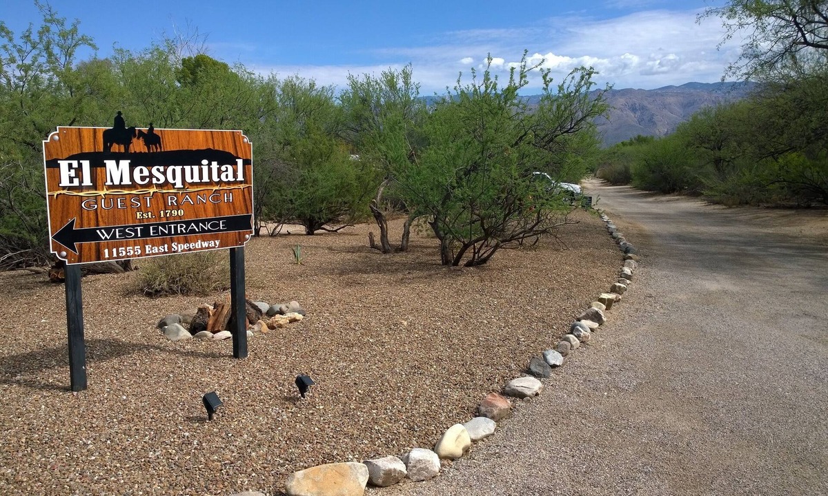Tanque Verde Cabin | CASITA ON 10.5 ACRE GUEST RANCH, POOL! Full Kitchen, BBQ, Private Yard, Firepit