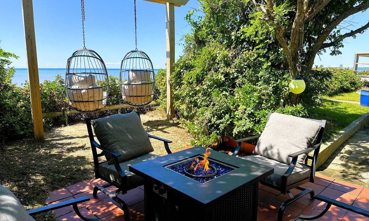 Campground Landing Cottage | Castaway Cottage on the bay~Dog Friendly Too!