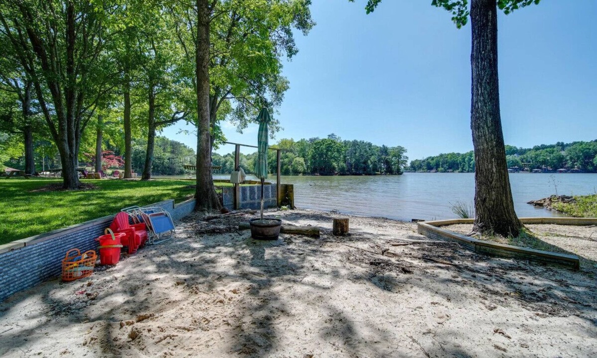 Steele Creek House | Castaway Cove—5-Bed Lakeside Retreat—Hot Tub—Fire Pit!