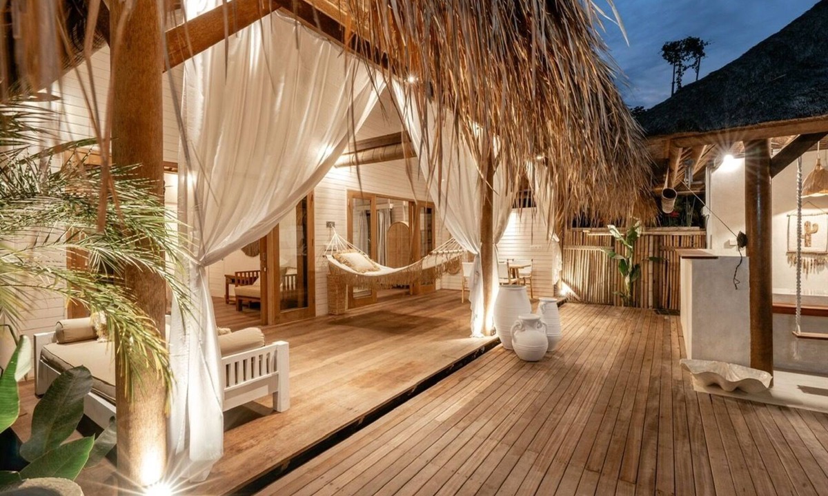 Mushroom Bay Hotel | Castaway Resort