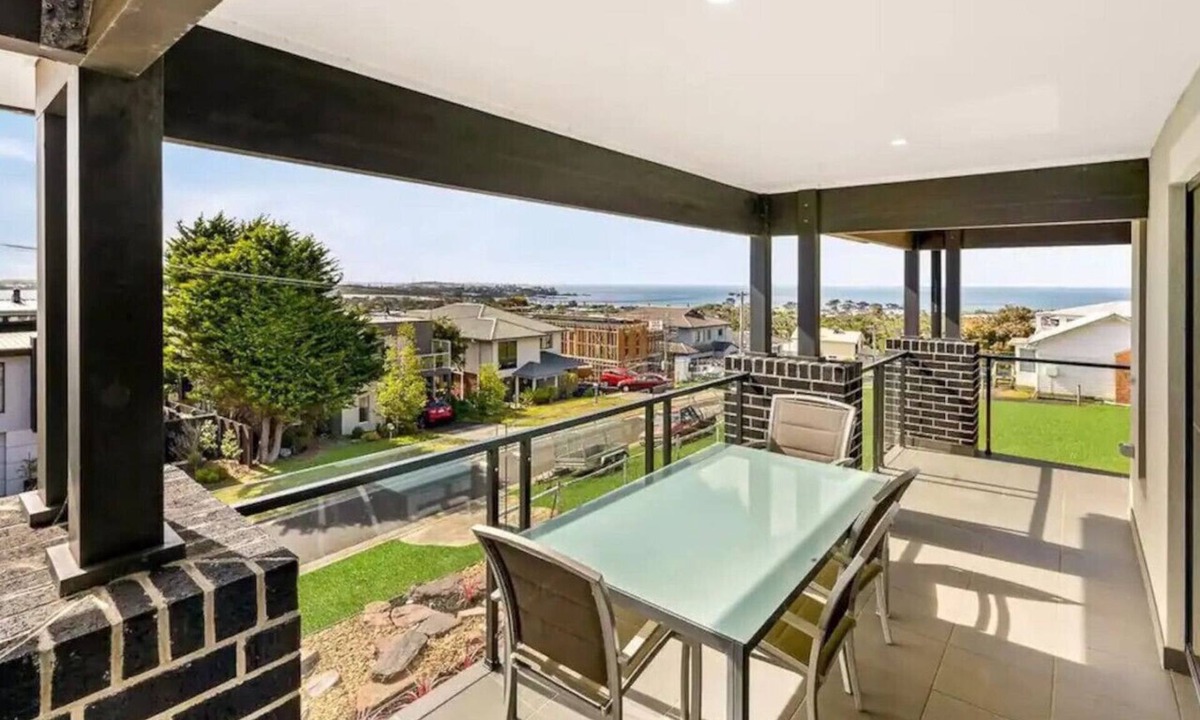 San Remo House | Castaway Views on Broadway