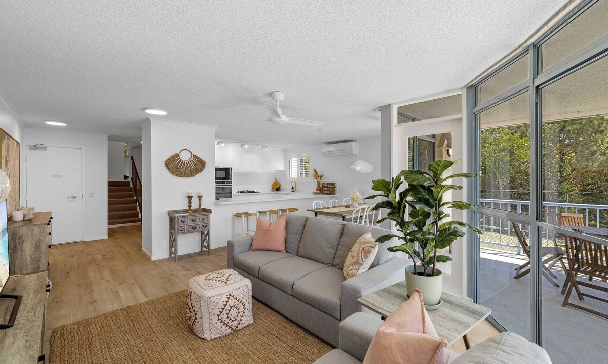 Castaways Beach Apartment | Castaways Beach luxury beachfront apartment