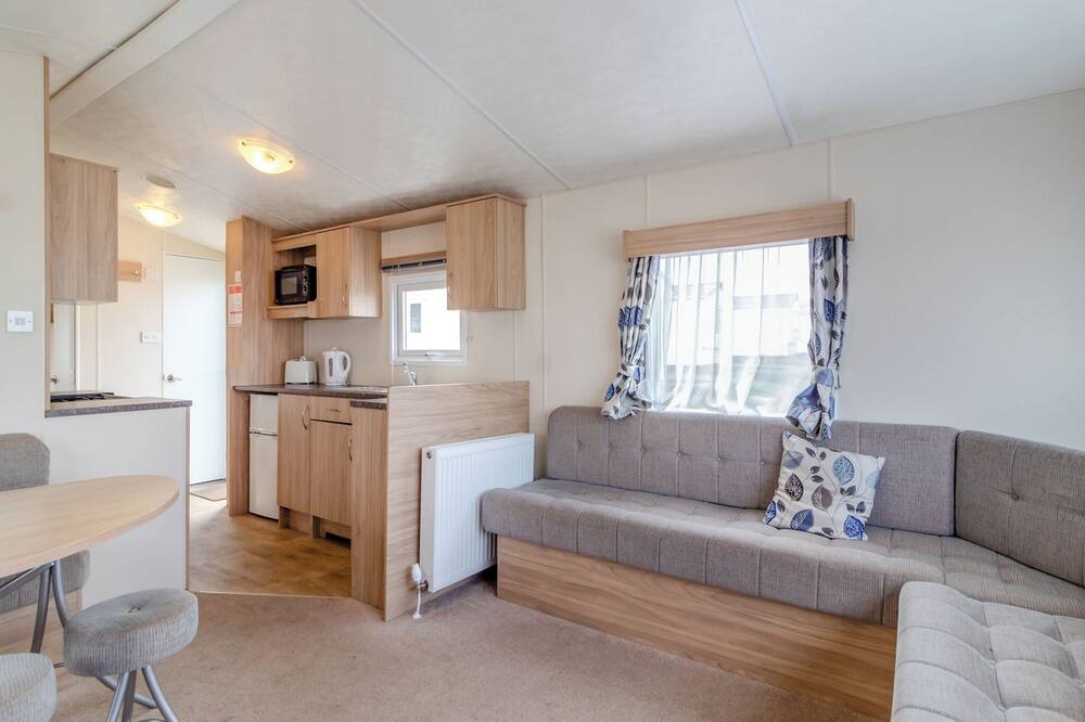 Bacton House | Castaways Oyster 6 (Pet)