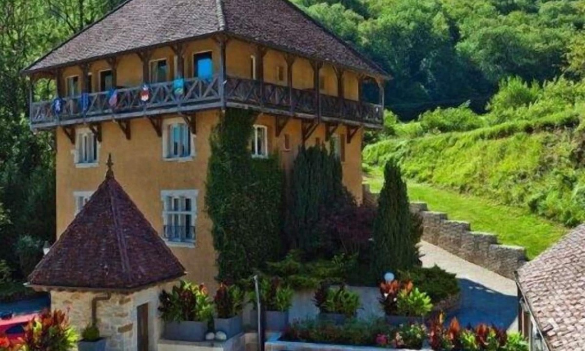 Les Planches-pres-Arbois Hotel | Castel Damandre
