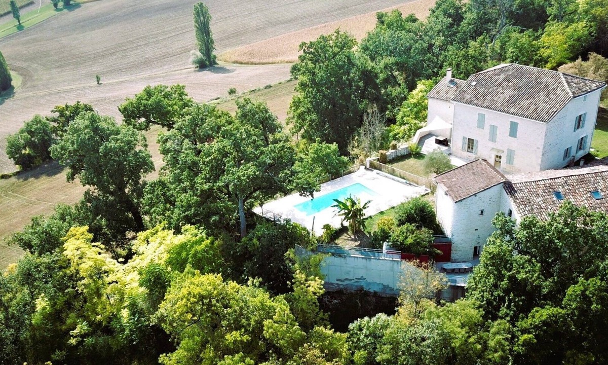 Castelnau-Montratier-Sainte-Alauzie House | Castelneuve is a private home with a luxurious appearance and pool