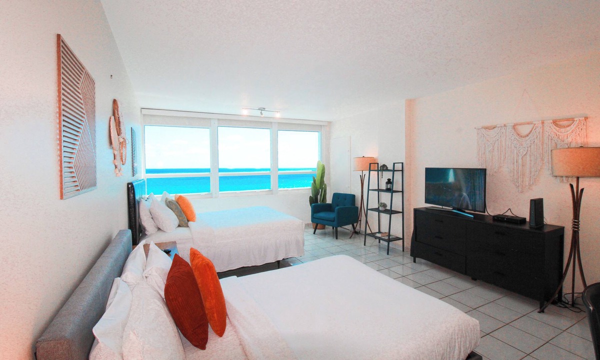 Mid Beach Condo | Castle 1733 Oceanfront Studio with pool, beach access, free parking, gym, tennis and more!
