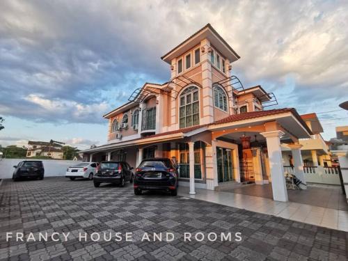 Taman Pakatan House | Castle Bungalow In Bercham Ipoh