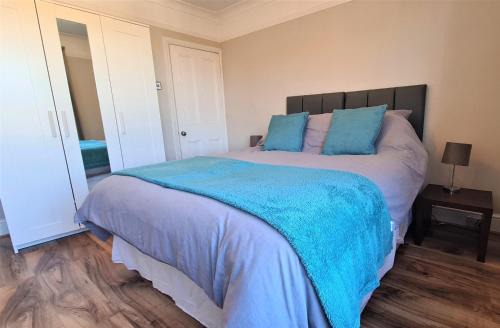 Rayleigh House | Castle Cottage