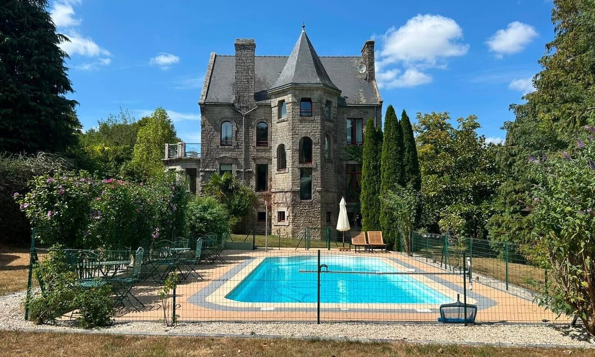 Langoelan Cottage | Castle 'Gite La Renardière' with Private Pool, Private Terrace and Wi-Fi