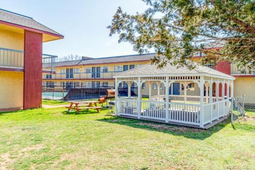 Chickasha Hotel | Castle Inn & Suites By OYO Chickasha