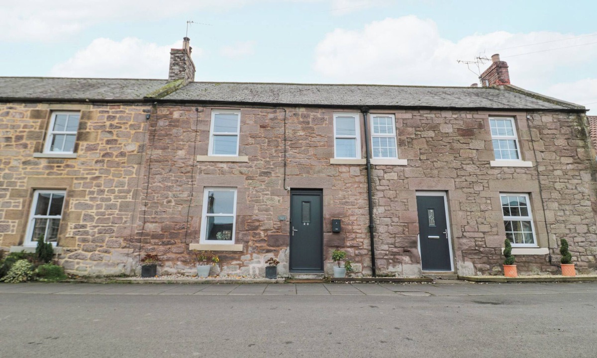 Norham Cottage | CASTLE KEEP, pet friendly, with open fire in Norham