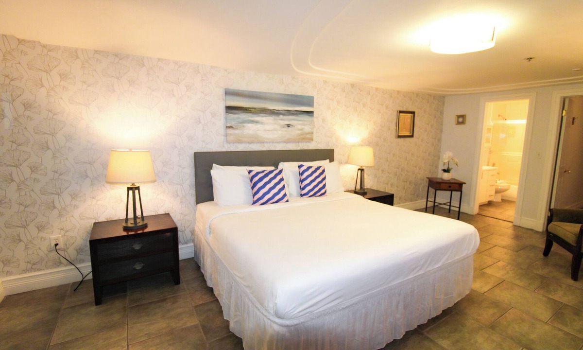 Mid Beach Condo | Castle M16 Ocean/Pool view, balcony, gym. tennis, & free valet parking!