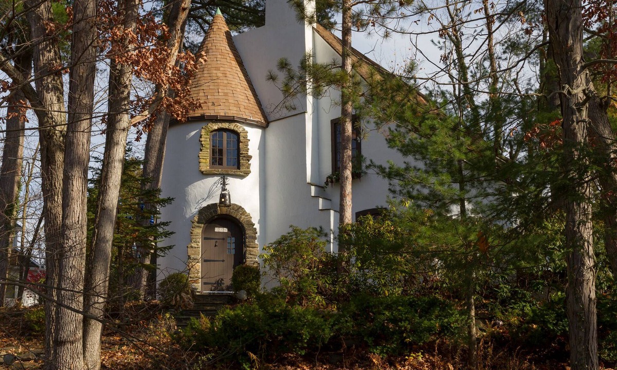 West Elmira House | Castle on Glen