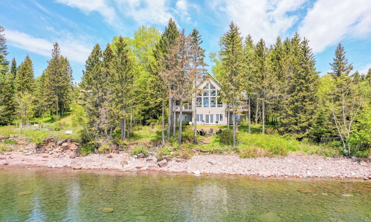 Lutsen House | Castle Rock Lutsen Minnesota vacation rental for large groups on lake
