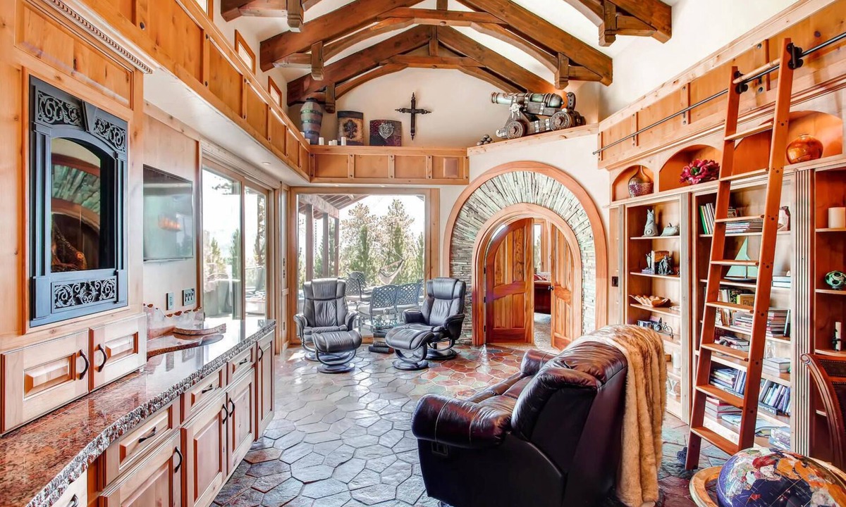 Woodland Park House | Castle with Pikes Peak Views & Hot TubnBus. license #008672