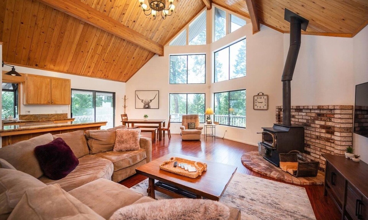 Arnold Ski Chalet | Castlewood Chalet–Family Retreat in Arnold w/Hot Tub, Guest Suite & Loft Views